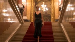 kobieta w balowej sukni stoi na schodach